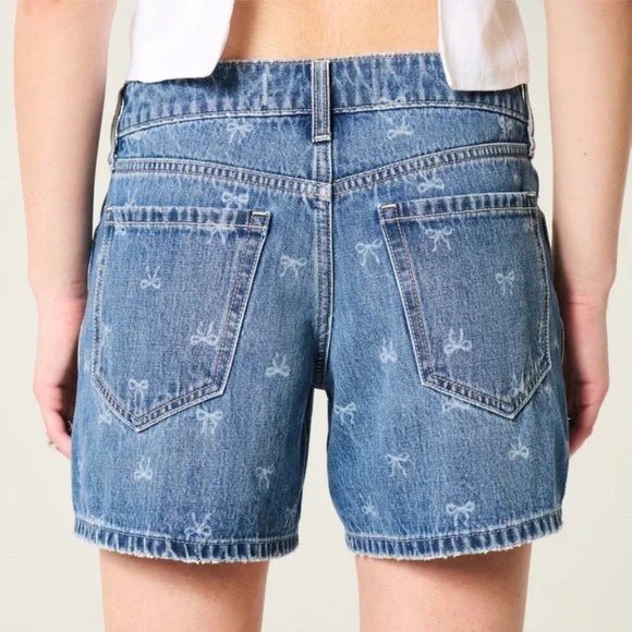 Hollister Low-Rise Bow Pattern Baggy Denim Shorts - Picture 2 of 8